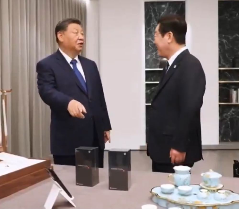 習近平與李在明拿小米手機的通訊安全來開玩笑。JTBC