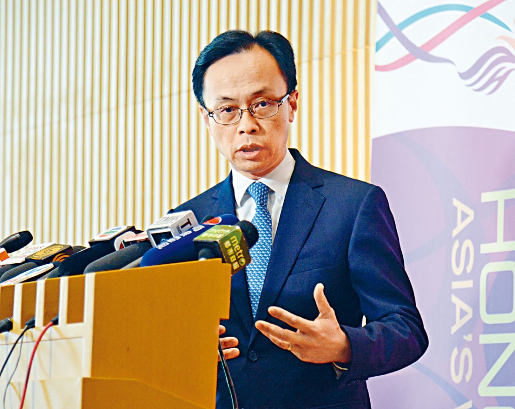政制局局長聶德權指黃思文昨日已被調離崗位，港府會按紀律程序問責。