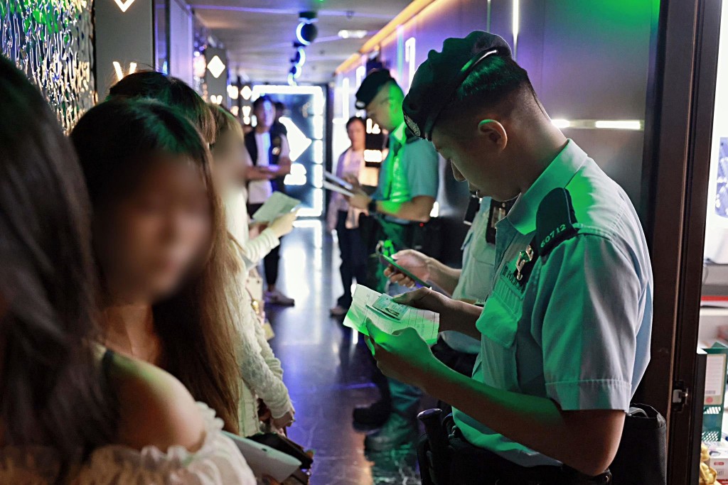 警方「天堡」行動打擊黑幫新義安。fb:香港警察 警方「天堡」行動打擊黑幫新義安。fb:香港警察