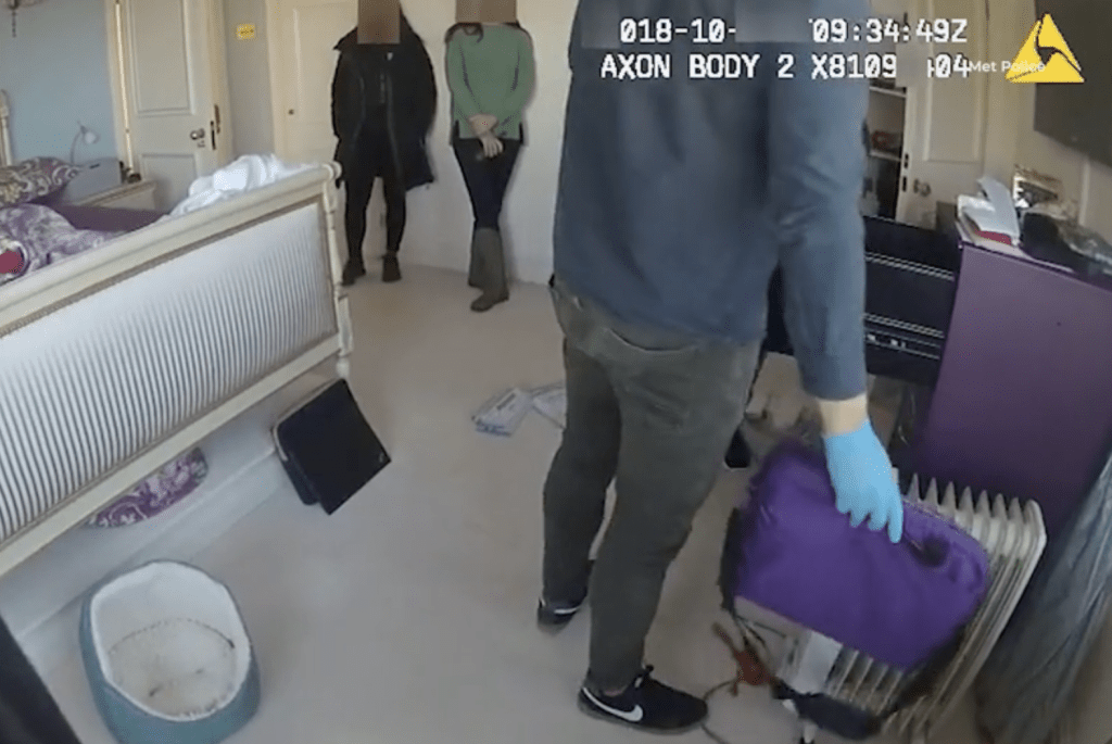 錢志敏假裝因腦傷及腳傷無法起床，警方則在搜查房間。