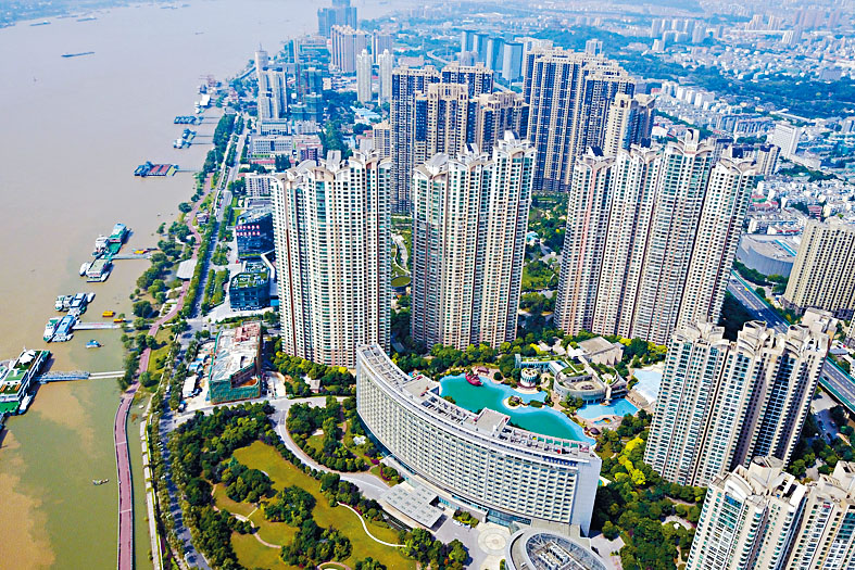 受疫情影響,內地上月70城房價按年轉跌0.1%。