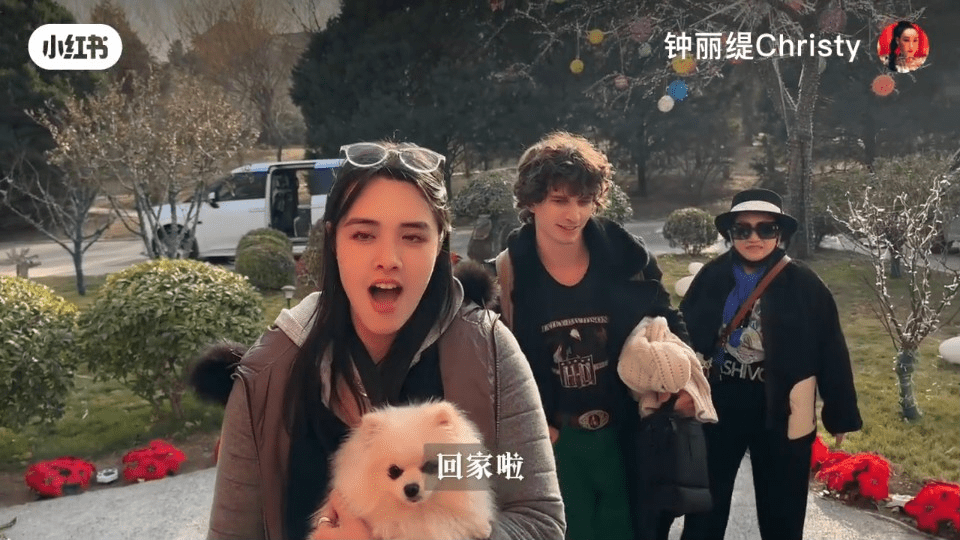 大女张敏钧回到北京大宅。