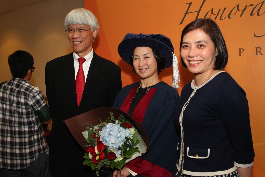  賭王何鴻燊早年亦畢業於香港大學，何超瓊當時表示在父親的母校獲頒院士感到非常榮幸，意義深遠。
