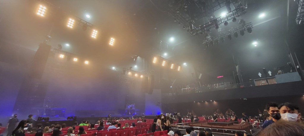 兩側高台是樂隊所在位置，觀眾席中央亦設有小型舞台。