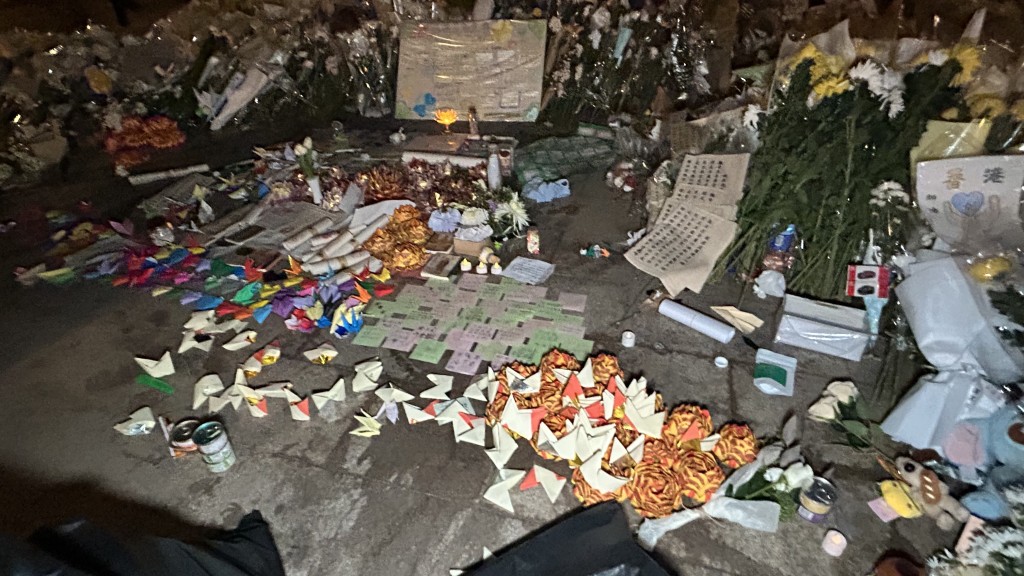現場仍有大量鮮花。蔡楚輝攝 現場仍有大量鮮花。蔡楚輝攝