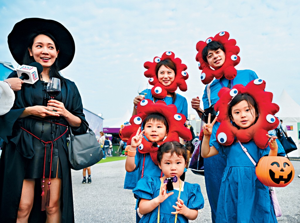 有市民一家大小「盛裝」打扮前來捧場，順道享受親子家庭樂。