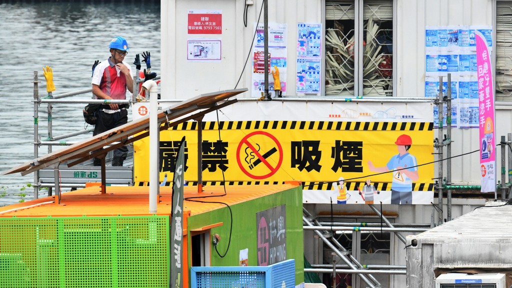 地盤禁煙一個月，勞工處至8月8日累計發出44張「定額罰款通知書」。　資料圖片