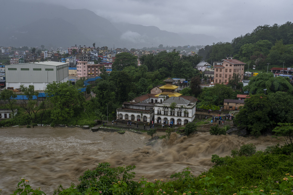 尼泊尔暴雨成灾至少11人死亡，8人失踪。美联社