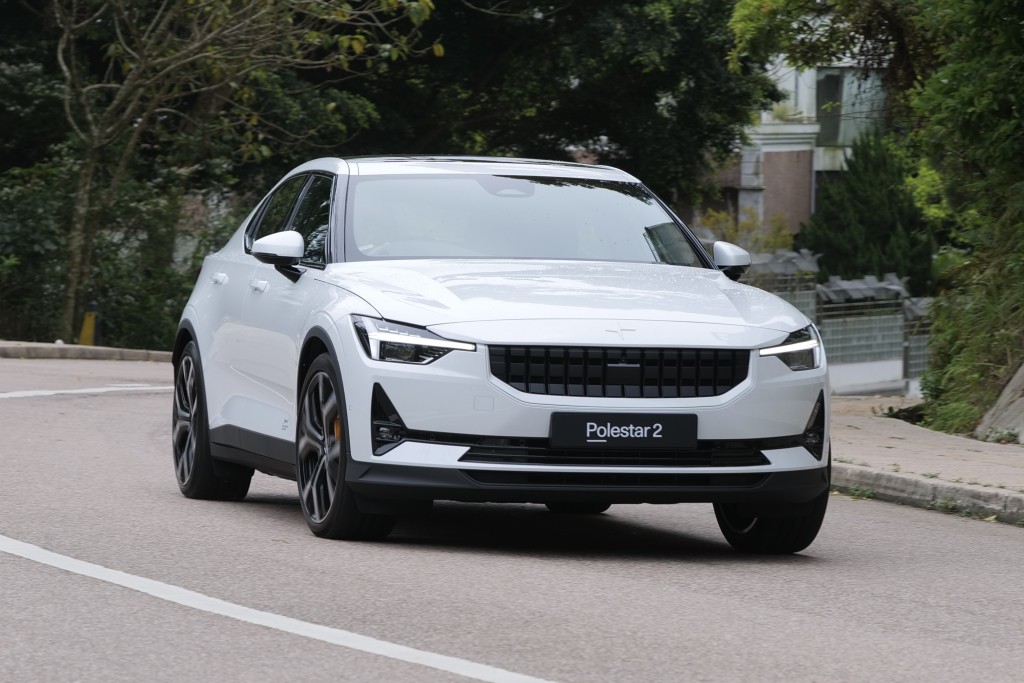 ■長續航雙馬達版本Polestar 2加速勁度媲美V8引擎汽油跑車，一換一車價$499,500起。