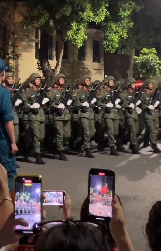内地网民指越南阅兵彩排，规模及纪律均较中国逊色。微博