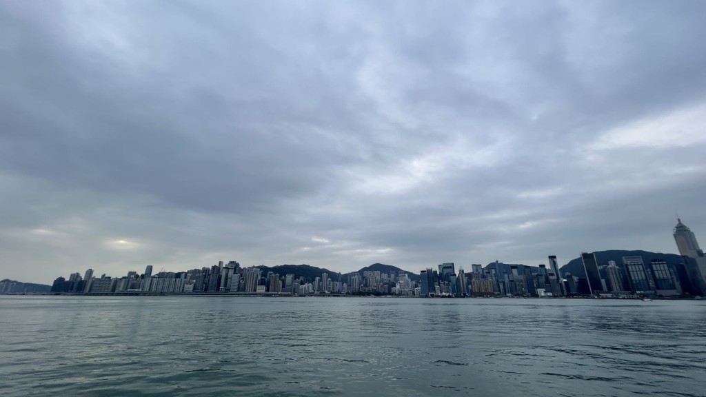 本港地區今日大致多雲，初時有一兩陣微雨。蔡楚輝攝
