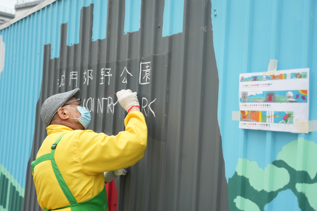 在「喜盈」長達80米的外牆畫上荃灣及葵青區的特色景點。歐樂年攝