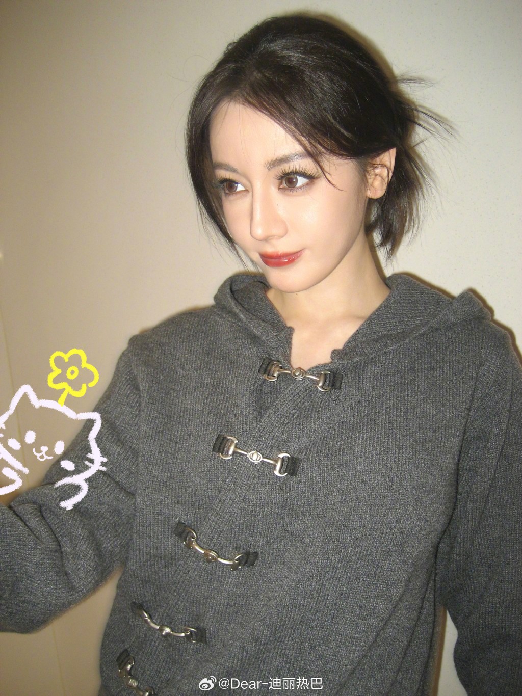 迪麗熱巴傳受中東戰火影響，在杜拜滯留3日，要缺席巴黎的活動。微博