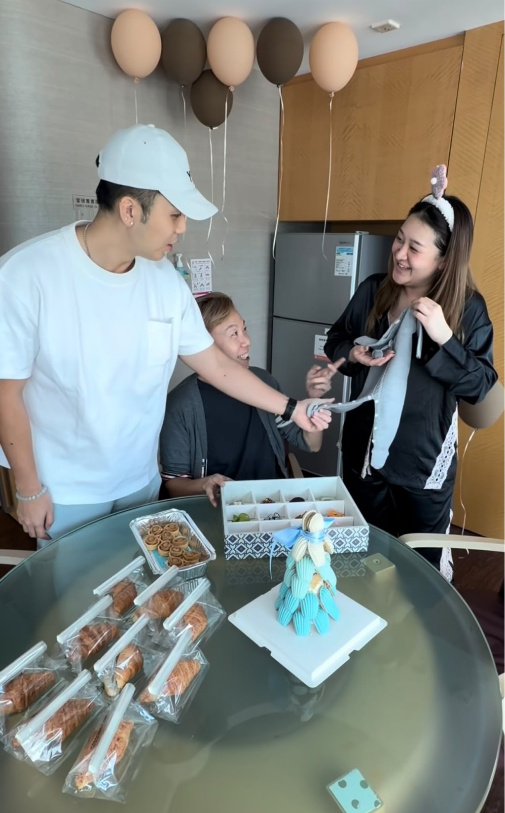 鄭紹康送上在梁詠琪童裝店舖購買的灰色BB衫仔祝賀。 鄭紹康送上在梁詠琪童裝店舖購買的灰色BB衫仔祝賀。