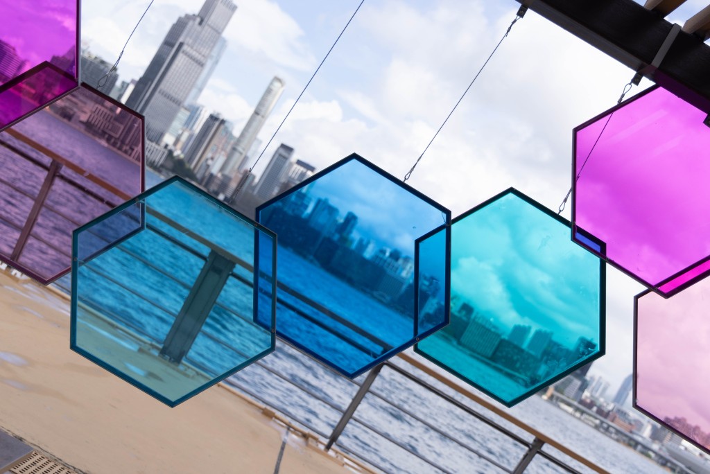海濱好去處｜鏡室藝術裝置　東岸公園主題區的特色六角濾色鏡。