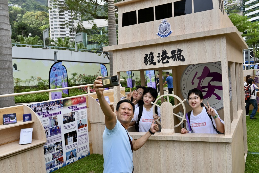 巿民在護港號前自拍留影。