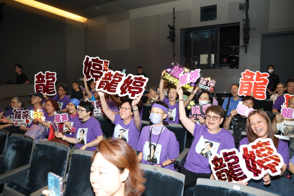 龍婷識做話最愛Fans。 龍婷識做話最愛Fans。