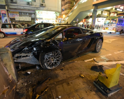 林寶堅尼車頭損毀嚴重。黃文威攝