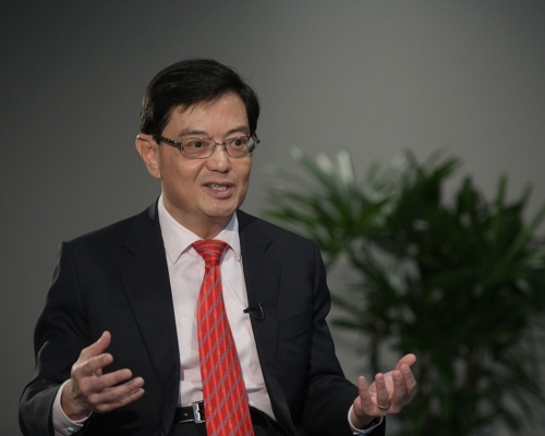 王瑞杰宣佈新加坡政務人員將按職級減薪半個月至三個月。 