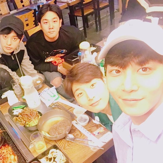 Super Junior成員強仁（圖左二）、韓團2AM成員鎮雲（圖右二）、男模李哲宇（圖右一）曾與鄭俊英（圖左一）拍攝節目。網圖