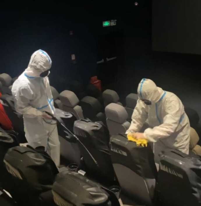 涉事戲院馬上進行消毒工作。 涉事戲院馬上進行消毒工作。