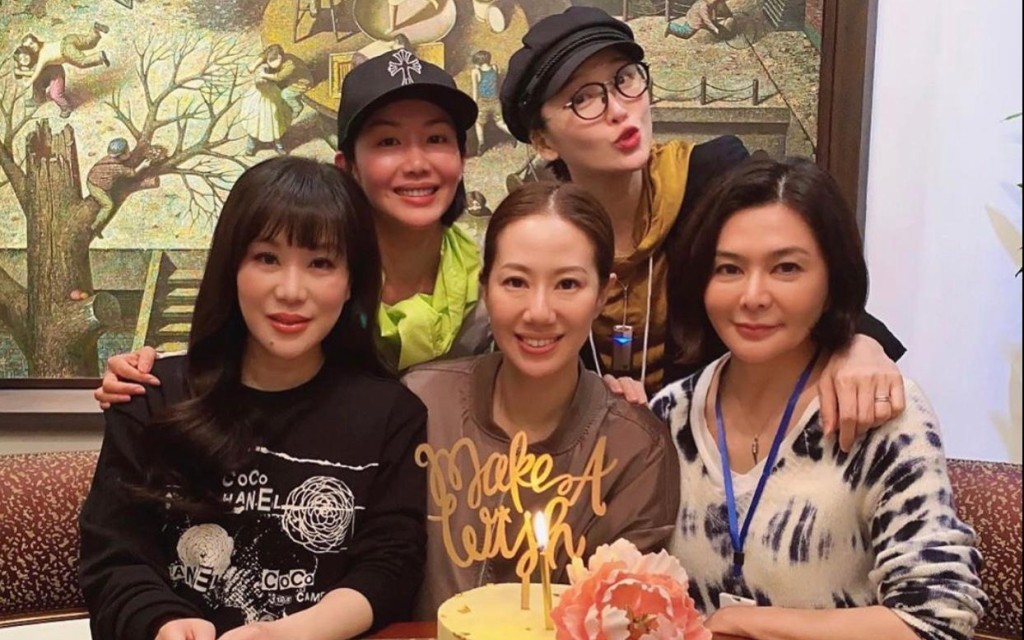 懷孕周勵淇（後排右）罕有現身，但站在後排未能見肚。