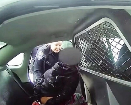 紐約有警員向一名已被鎖上手扣的9歲女童噴胡椒噴霧。影片截圖