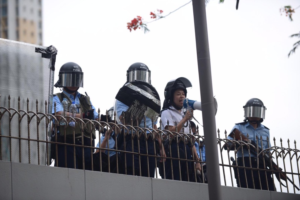 在長沙灣警署,有警員警告市民盡快散開。
