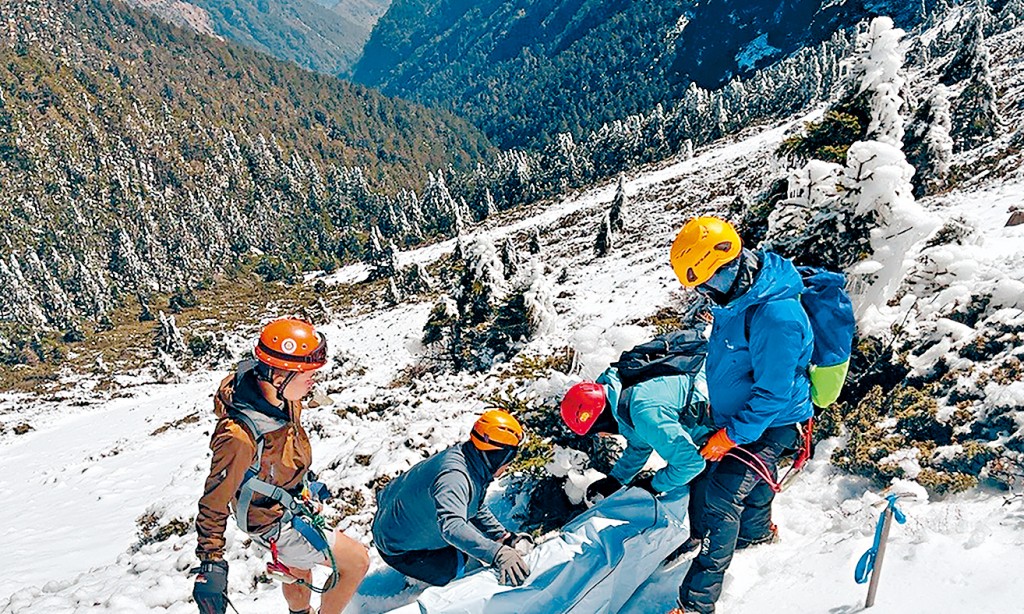 台灣玉山2男女墮380米山谷,雪埋遺體。