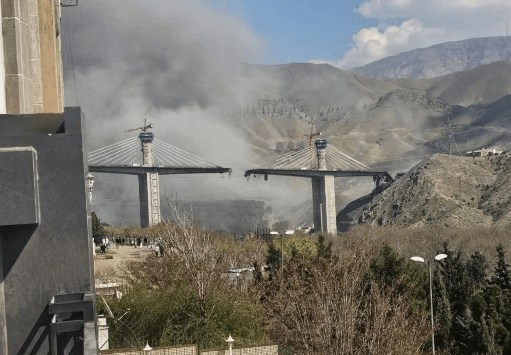 伊朗境內被譽為「中東最高橋樑」的標誌性工程——卡拉季市（Karaj）貝伊克公路橋（B1大橋），於當地時間周四（2日）遭美國與以色列聯合襲擊嚴重受損。X@FapeFop90614