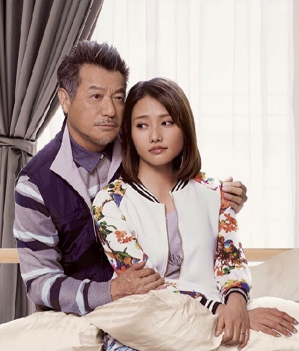 石修曾在《香港爱情故事》剧中与刘温馨谱出一段忘年恋。