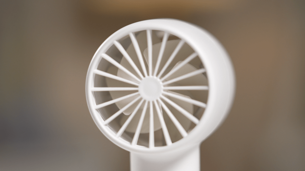扇葉使用了大傾角的螺旋設計，可以令風速更強。