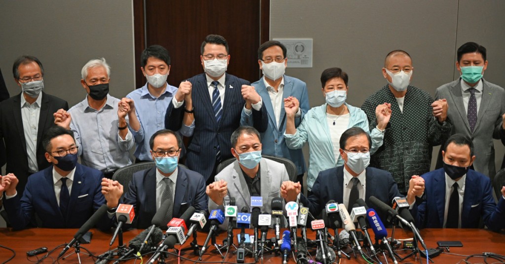 民主黨上了總辭的船，變成兩頭不到岸，觸發風暴的公民黨處境更差。