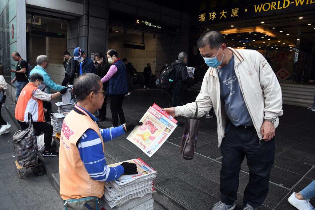 市民取阅附送《提纸》的免费报纸。
