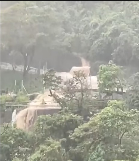 大潭道黑雨下如瀑布。網上影片截圖
