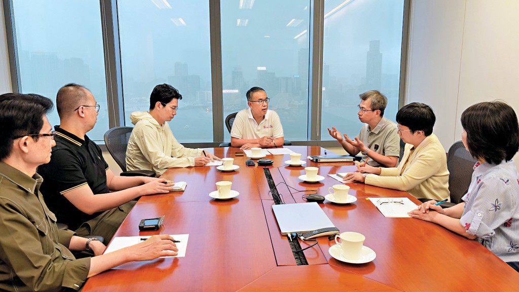 許正宇昨召開緊急會議，與相關人員討論近日有關政府採購樽裝飲用水事件，並決定採取三重行動跟進。