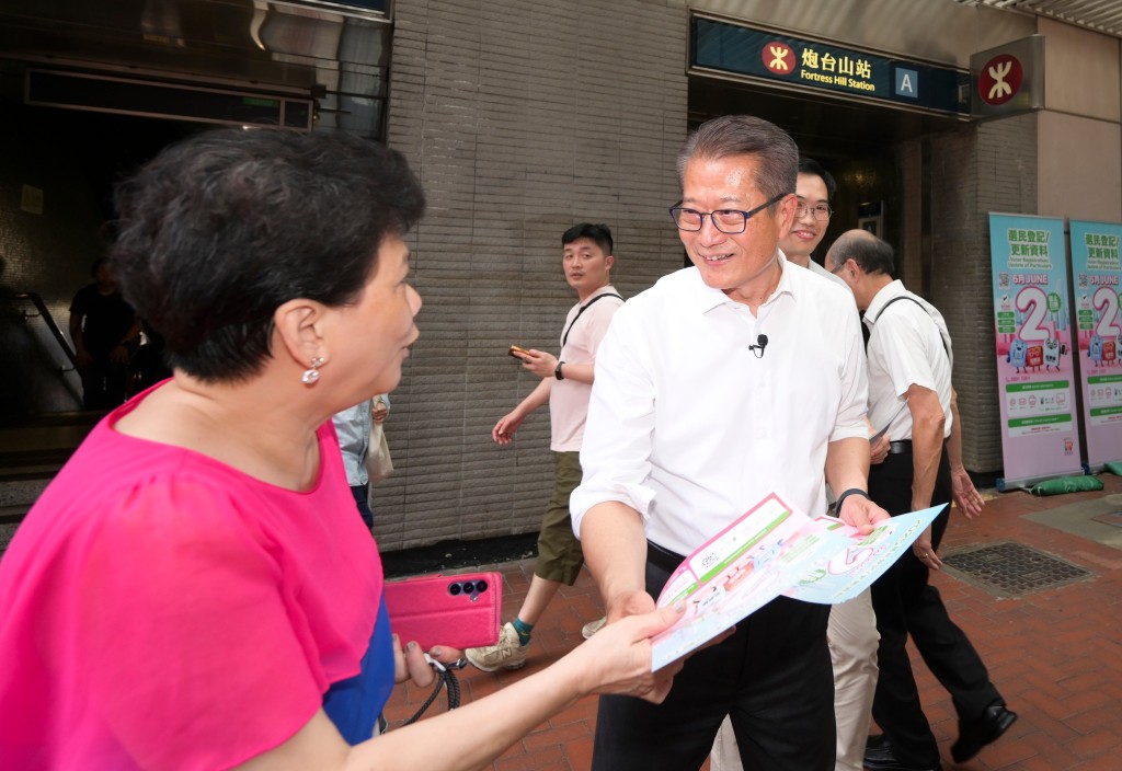 陳茂波到炮台山政府設立的街站宣傳。 陳茂波到炮台山政府設立的街站宣傳。