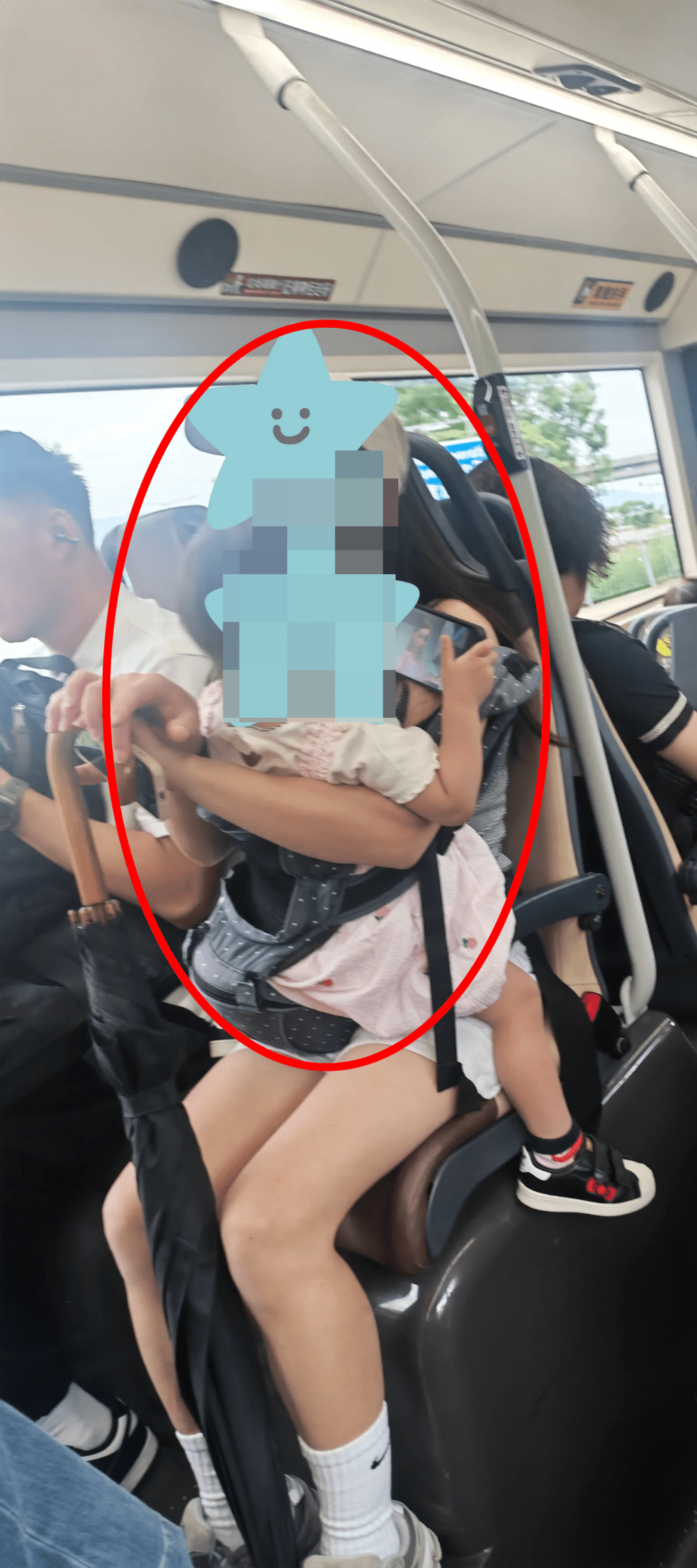 有網民在社交平台發文狠批這位港媽讓嬰兒看手機的行為是「害死自己細路」（帖文截圖）