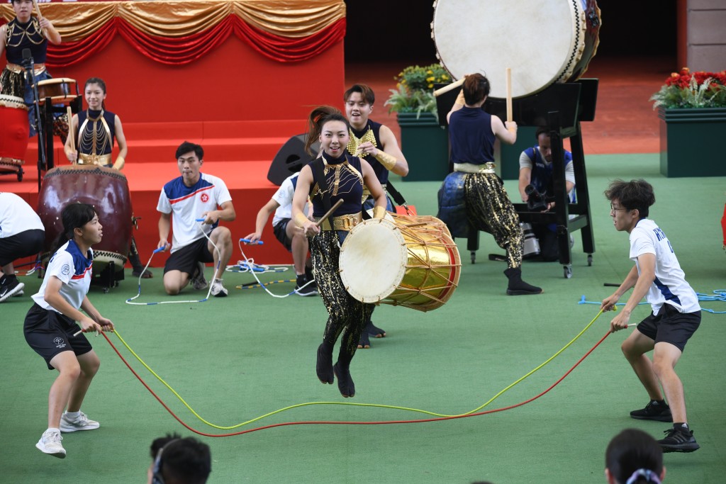 香港跳绳代表队表演大型花式跳绳，香港著名敲击乐团「激鼓」演奏。何健勇摄