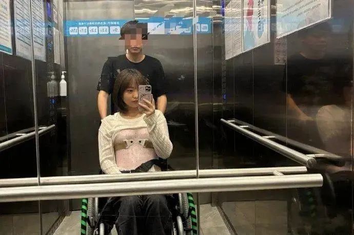 车祸发生后，白女士胸部以下高位截瘫。大象新闻