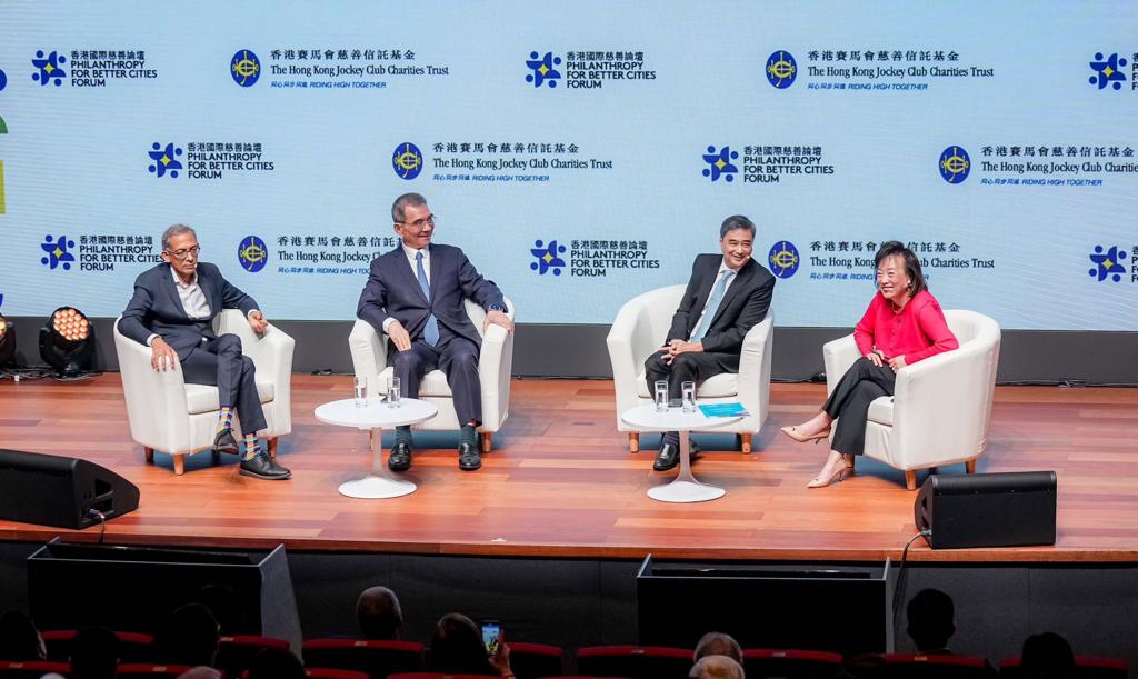 Abhijit Banerjee 教授(左一)聯同前泰國總理 Abhisit Vejjajiva(右二)和北京大學新結構經濟學研究院院長及前世界銀行首席經濟學家林毅夫教授(左二)為第二場主題演講「創見與討論:東西方新興的福利體制」擔任演講嘉賓,並由香港青年協會高級顧問及亞洲國際學校有限公司主席王䓪鳴博士(右一)主持。