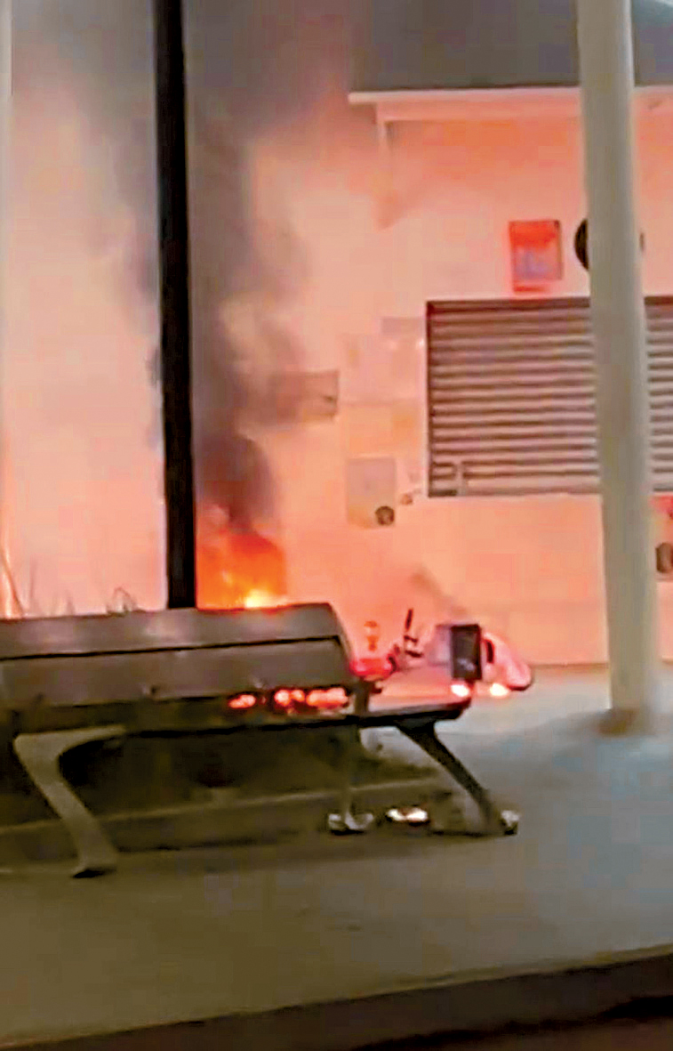 單車起火後，火勢猛烈並冒出大量濃煙。