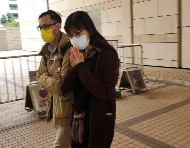 控方將許麗明(右)由襲警罪改控阻差辦公罪。陳子豪攝
