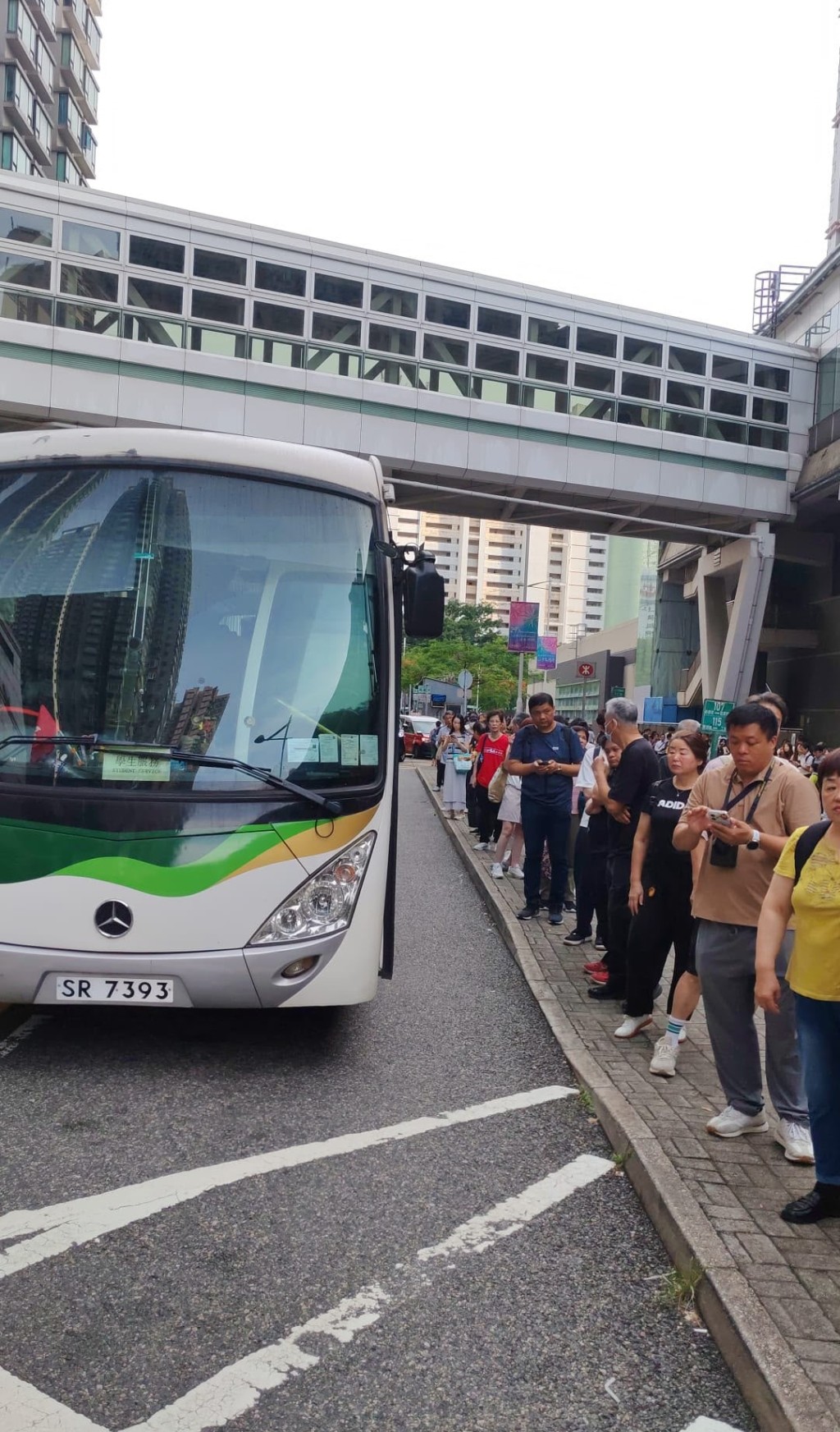 港鐵安排免費接駁巴士接載乘客。 港鐵安排免費接駁巴士接載乘客。