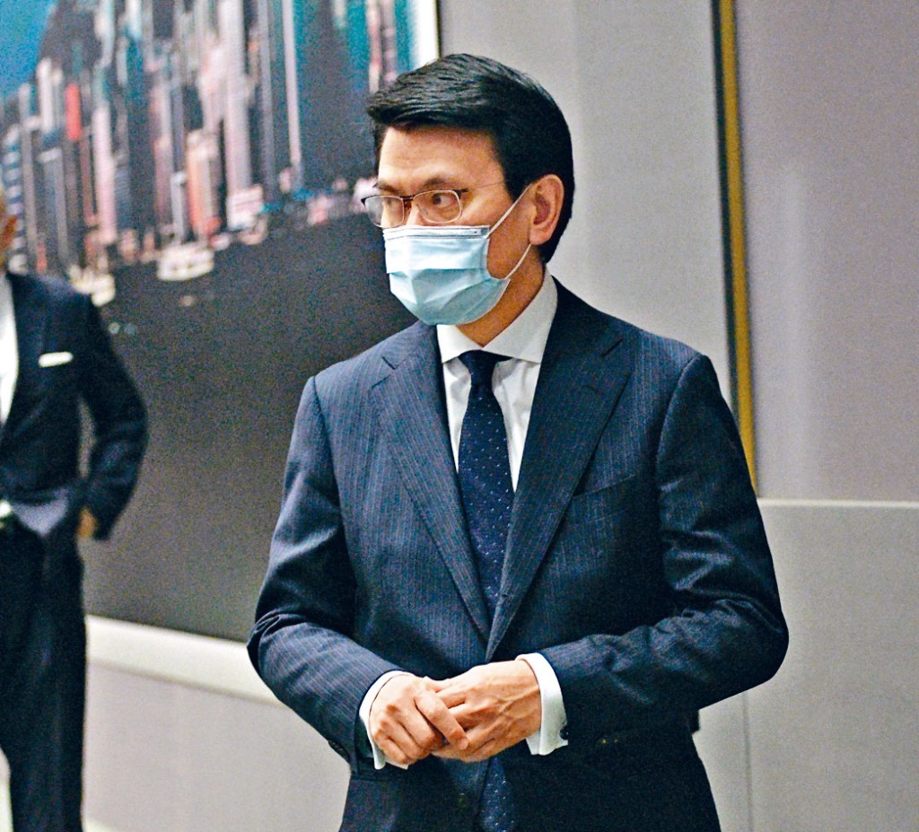 商經局局長邱騰華親自游說建制黨派，促請支持撥款拯救海洋公園。
　　