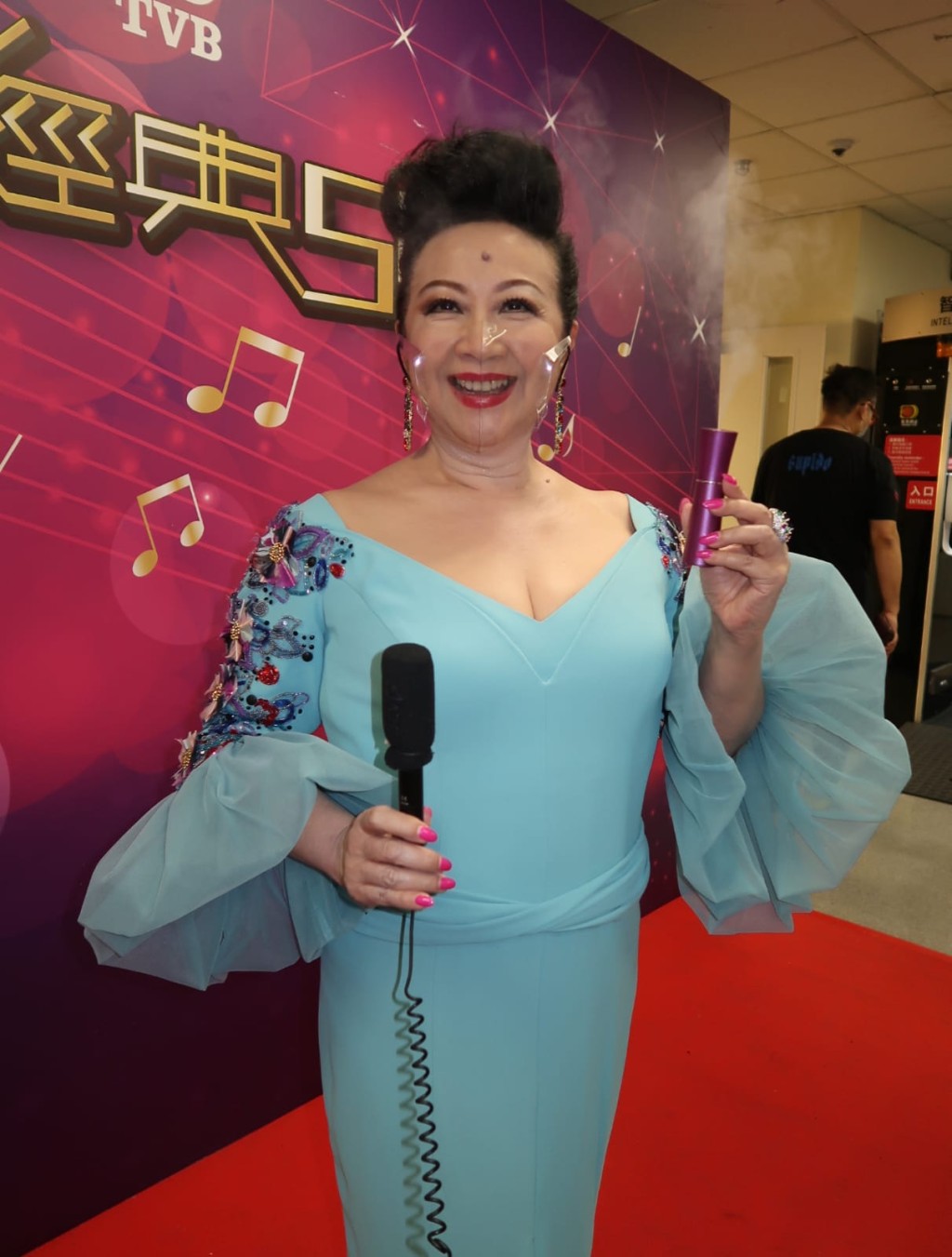 家燕姐接受記者訪問前戴好口罩及大噴「消毒仙氣」。