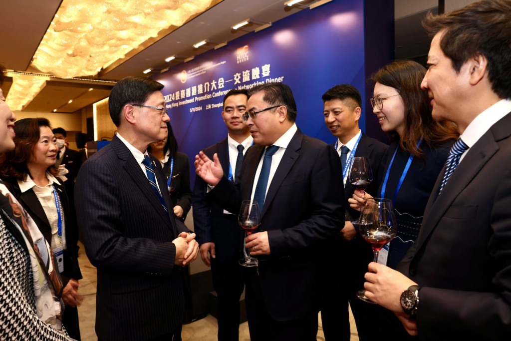 壁仞科技創始人、董事長兼行政總裁張文(右一),MiniMax Group聯合創始人、營運總監貟燁禕(右二)和快牛智能聯合創始人陳松(右三)都是重點企業辦公室企業的負責人,上海醫藥集團董事長楊秋華(右四)則是「投資香港推介大會 — 上海專場」的講者之一。他們都向李家超分享其企業計劃落戶香港的願景。 壁仞科技創始人、董事長兼行政總裁張文(右一),MiniMax Group聯合創始人、營運總監貟燁禕(右二)和快牛智能聯合創始人陳松(右三)都是重點企業辦公室企業的負責人,上海醫藥集團董事長楊秋華(右四)則是「投資香港推介大會 — 上海專場」的講者之一。他們都向李家超分享其企業計劃落戶香港的願景。