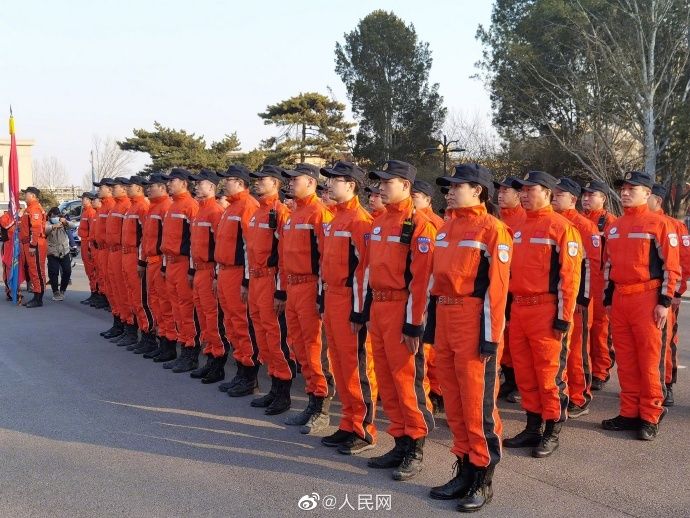 中國應急管理部派出中國救援隊82名隊員攜帶救援裝備和物資前往災區。