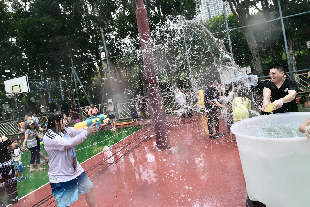  九龙城泼水节今日（11日）起一连两日举行。
