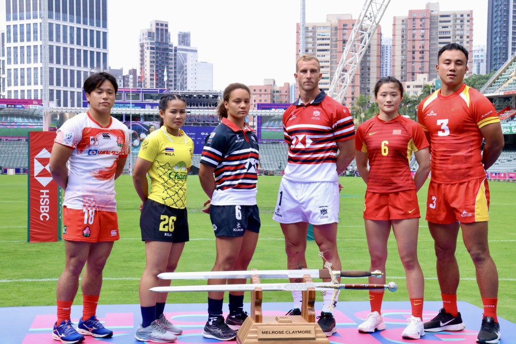 (左起)日本、泰国、香港及国家队成员，在角逐新增的银剑赛锦标前留影。  徐嘉华摄